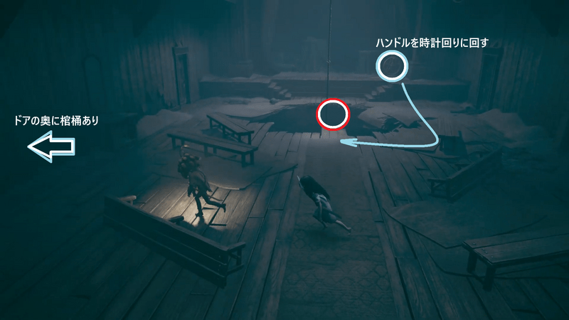 ハンドルを回すと、ロープで仲間が引き上げられる