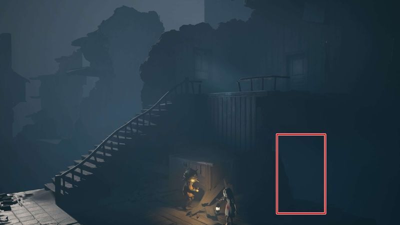 階段裏に回り込む