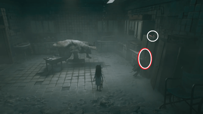 赤い光が漏れる棚を調べる