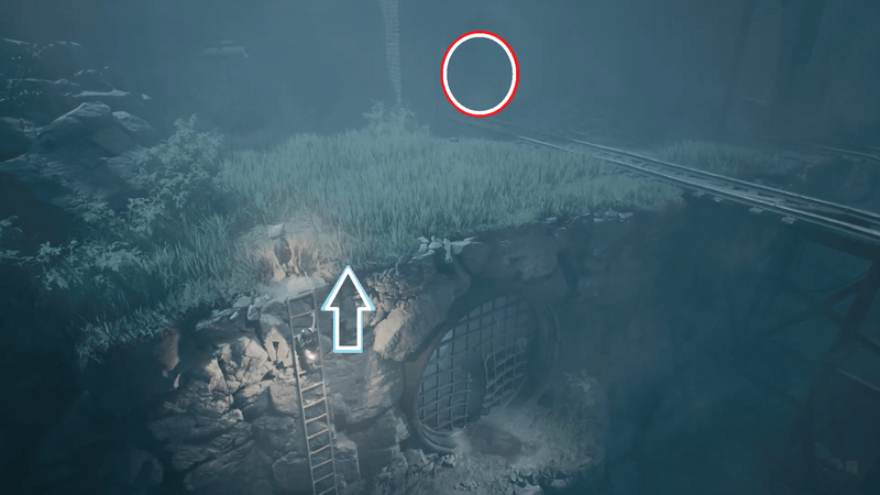 線路を目印に建物の奥へ進む