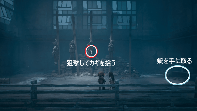 右側建物のドアに入る