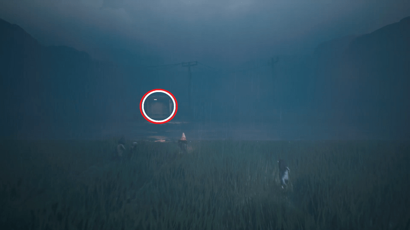 道路向かいにバス停がある