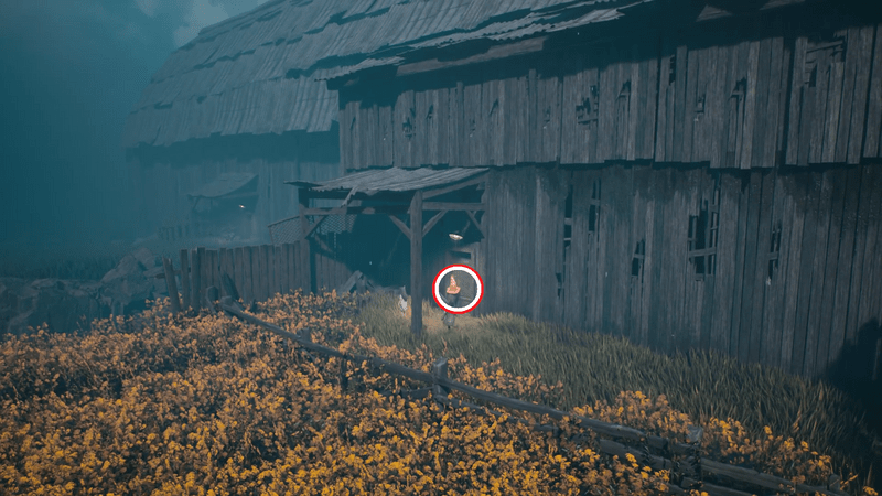 横手の柵をくぐり抜けてドアを開ける