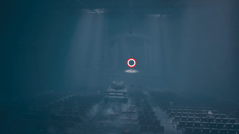 観客席を強引に前進しステージ奥へ