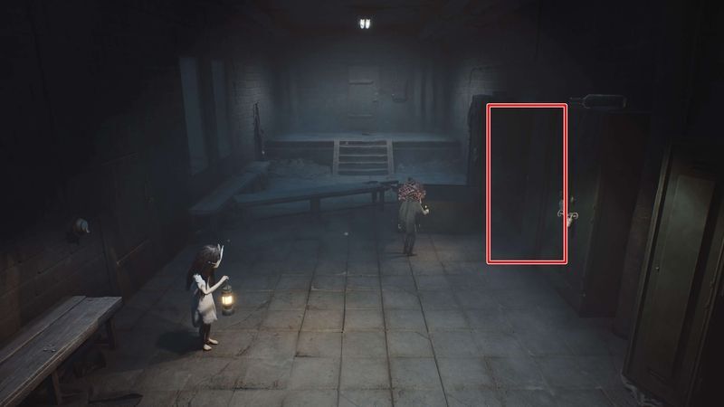 ロッカーを開けてその奥に進む