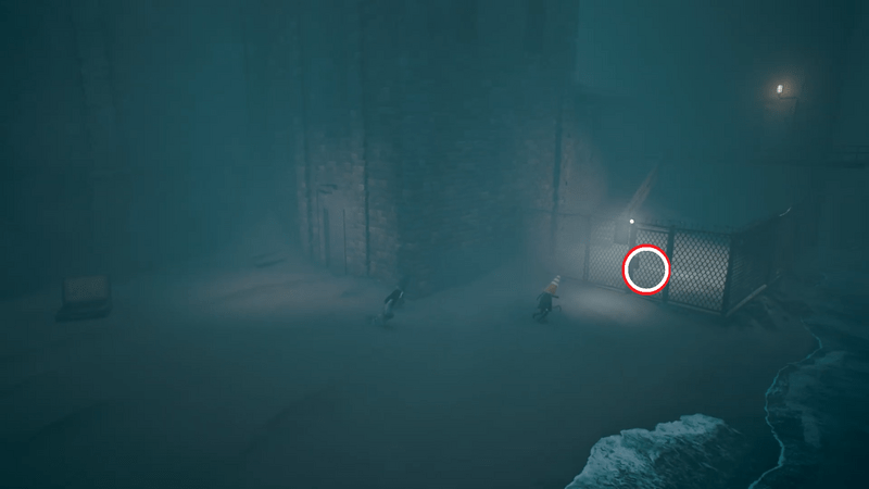 金網扉をバールでこじ開ける