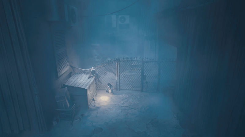 通路奥のフェンスを越える