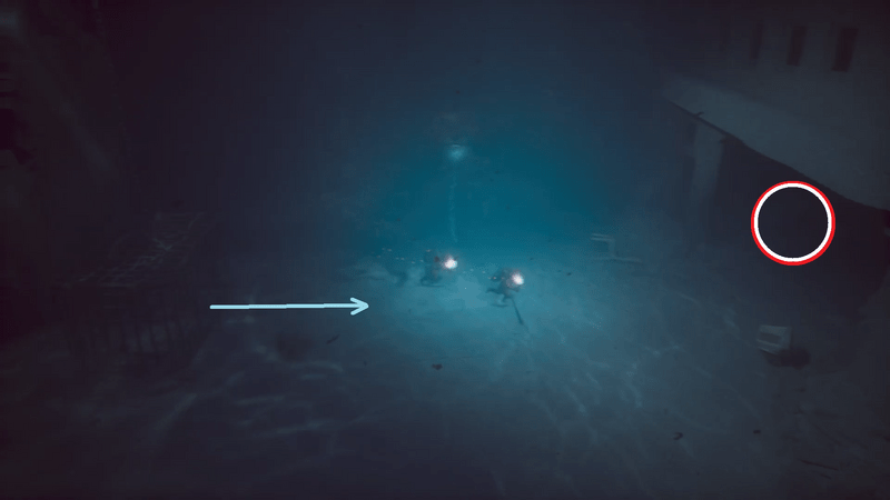 右手の建物に向かって進む