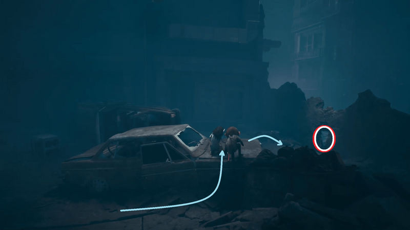 奥にある壁の穴に入る