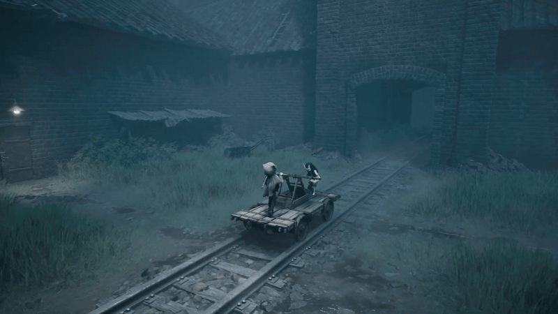 手漕ぎトロッコを漕いで進む