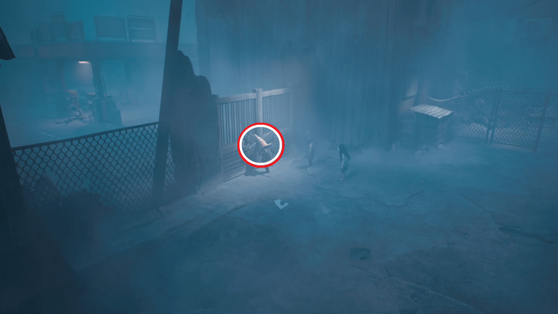 門のバリケードをバールでこじ開ける