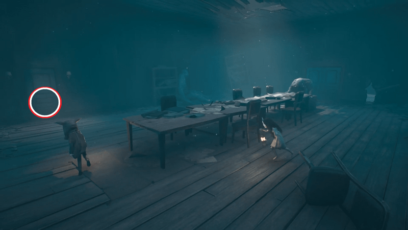 ドアの手前にある亀裂から建物内へ