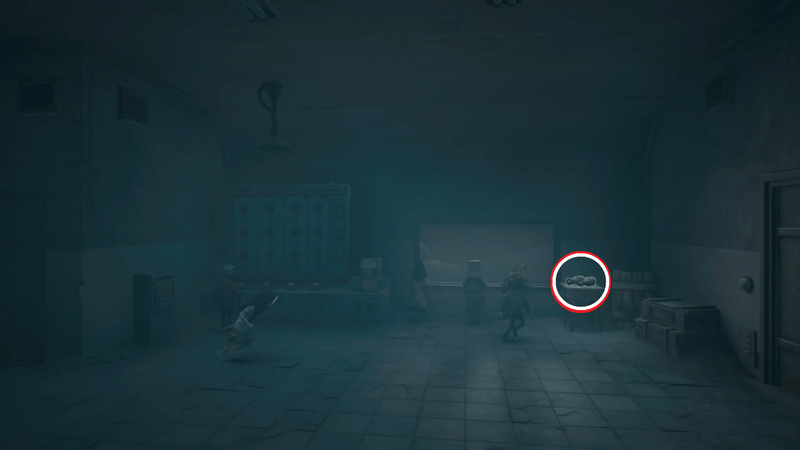 窓側の双眼鏡を調べて覗く