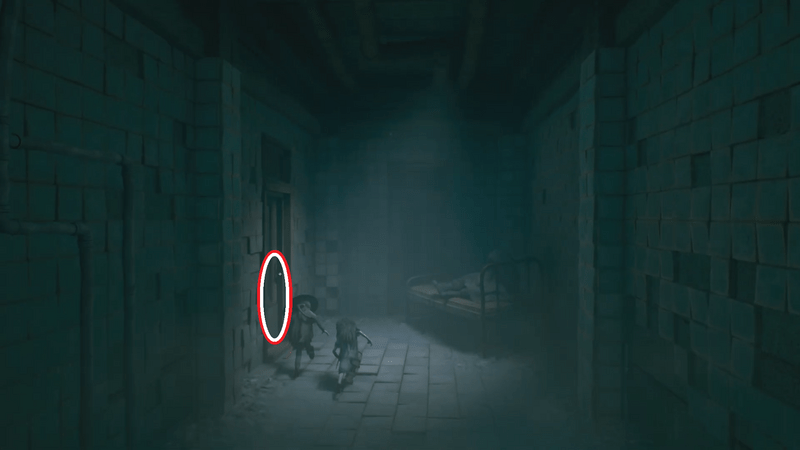 突き当りまで進んだら左手のドアに入る