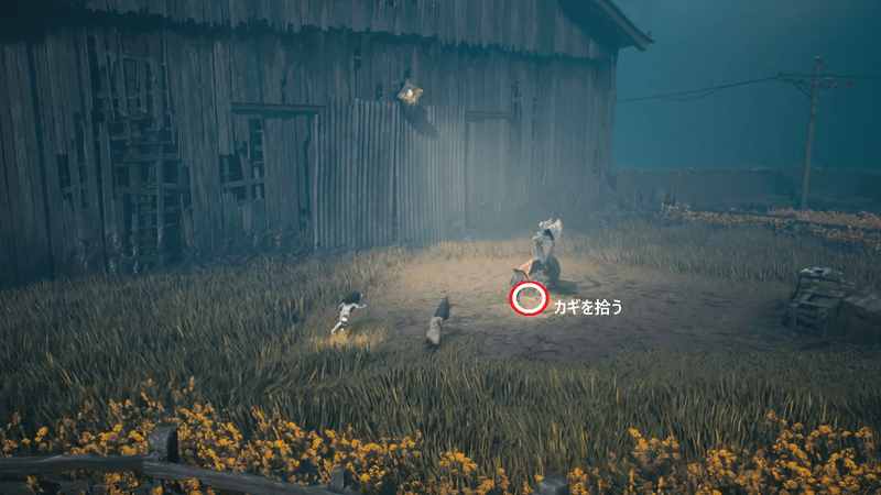 倒れたドラム缶の側でカギを拾う