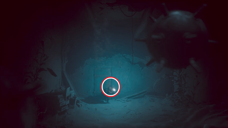 機雷群の奥のドアをバールでこじ開ける