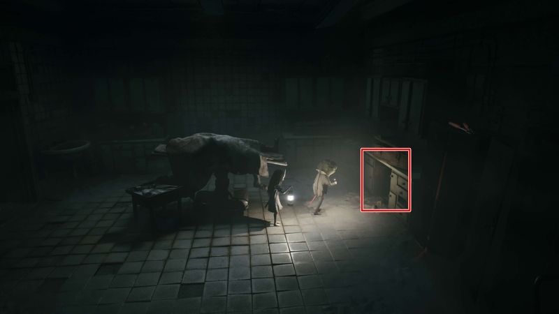 ロッカー奥の横穴を通る