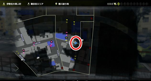 中央通り東で黒いゴミ袋を調べる